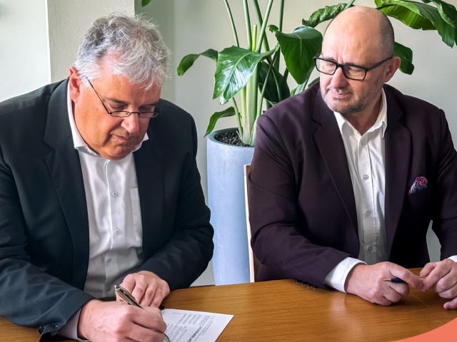 A Coveris és a HADEPOL FLEXO megállapodásának aláírása. Balról Christian Kolarik, a Coveris vezérigazgatója és Leszek Gumowski, HADEPOL FLEX